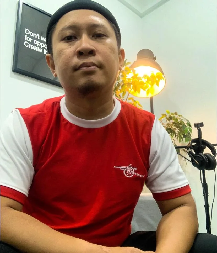 Nazreen Daud in a red-and-white Arsenal FC T-shirt